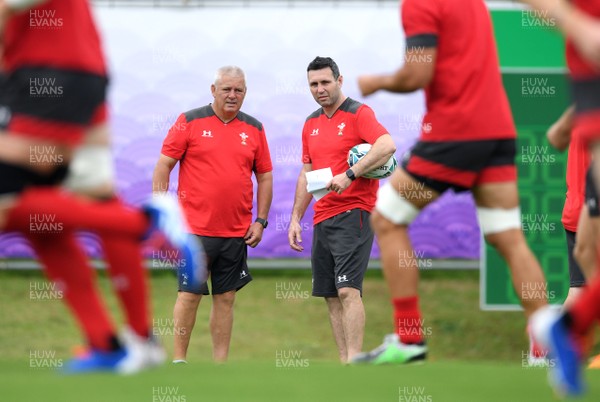 210919 - Wales Rugby Training - Warren Gatland and Stephen Jones during training