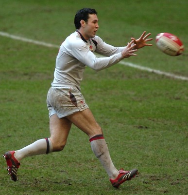 21.11.06 - Wales Rugby Training- Stephen Jones takes a pass during training 