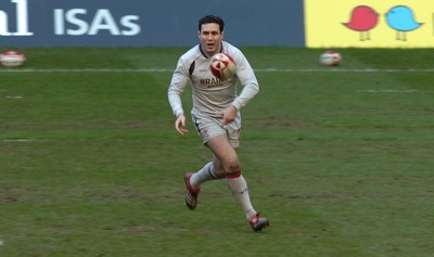 21.11.06 - Wales Rugby Training- Stephen Jones offloads during training 