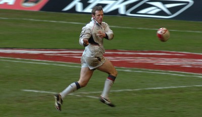 21.11.06 - Wales Rugby Training- Kevin Morgan offloads during training 