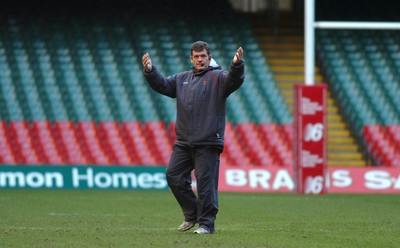 21.11.06 - Wales Rugby Training- Wales Coach, Gareth Jenkins makes a point during training 