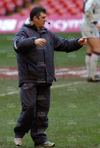 21.11.06 - Wales Rugby Training- Wales' Coach, Gareth Jenkins makes a point during training 