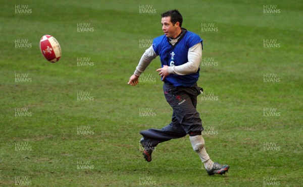 21.11.06 - Wales Rugby Training- Gareth Cooper offloads during training 
