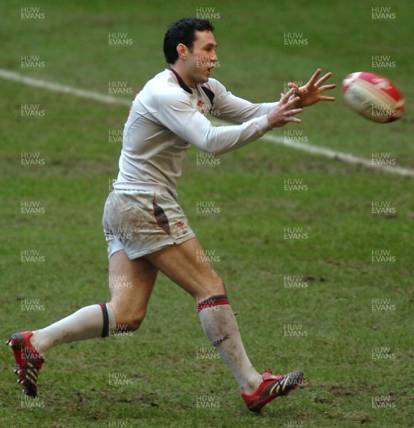 21.11.06 - Wales Rugby Training- Stephen Jones takes a pass during training 