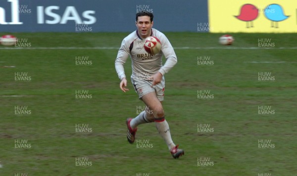 21.11.06 - Wales Rugby Training- Stephen Jones offloads during training 