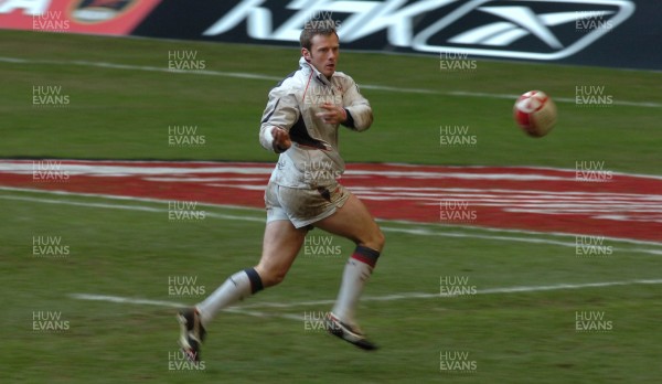 21.11.06 - Wales Rugby Training- Kevin Morgan offloads during training 