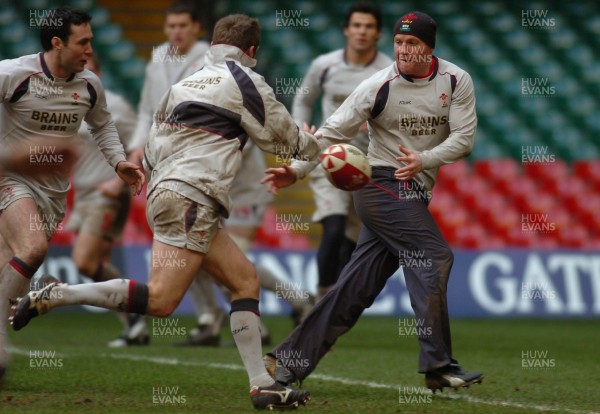 21.11.06 - Wales Rugby Training- Martyn Williams offloads to Kevin Morgan during training 