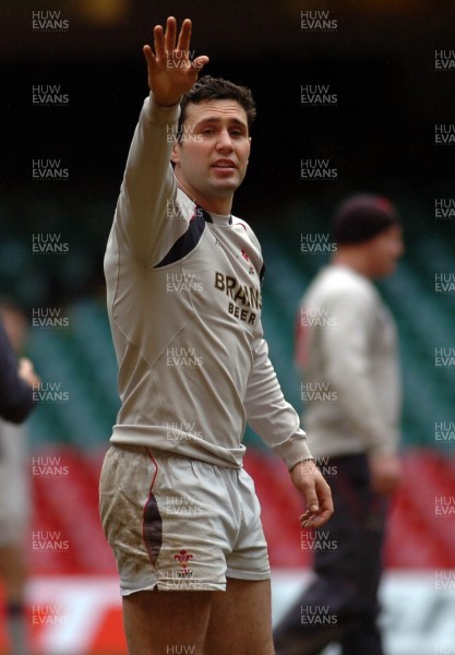 21.11.06 - Wales Rugby Training- Stephen Jones makes a point during training 