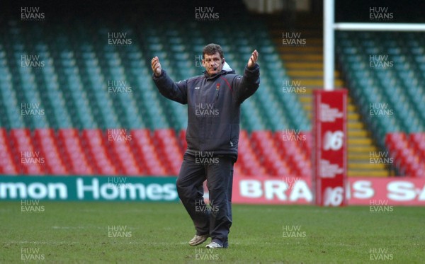 21.11.06 - Wales Rugby Training- Wales Coach, Gareth Jenkins makes a point during training 