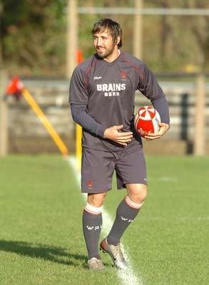 21.11.07 - Wales Rugby Training - Gavin Henson in action during training 