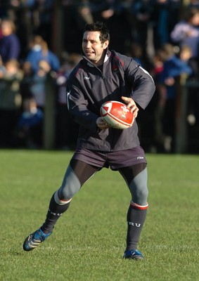 21.11.07 - Wales Rugby Training - Stephen Jones in action during training 