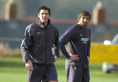 21.11.07 - Wales Rugby Training - Gavin Henson(R) and James Hook during training 