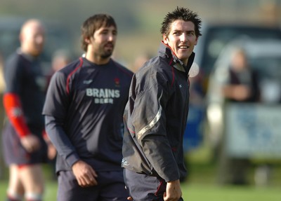 21.11.07 - Wales Rugby Training - Gavin Henson(L) and James Hook during training 