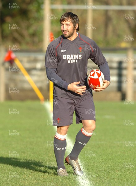 21.11.07 - Wales Rugby Training - Gavin Henson in action during training 