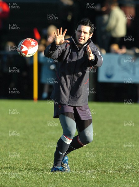 21.11.07 - Wales Rugby Training - Stephen Jones in action during training 