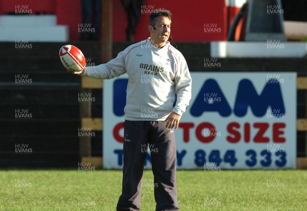21.11.07 - Wales Rugby Training - Wales Caretaker coach, Nigel Davies makes a point during training 