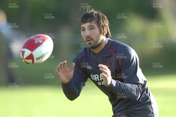 21.11.07 - Wales Rugby Training - Gavin Henson in action during training 