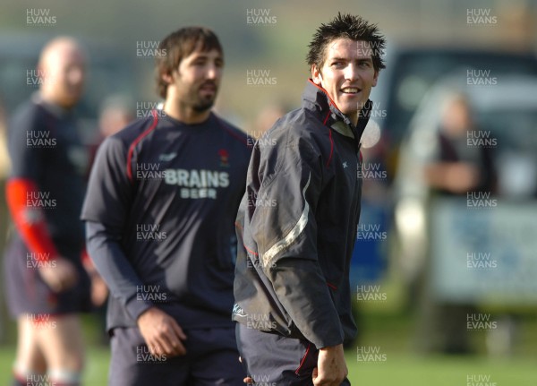 21.11.07 - Wales Rugby Training - Gavin Henson(L) and James Hook during training 