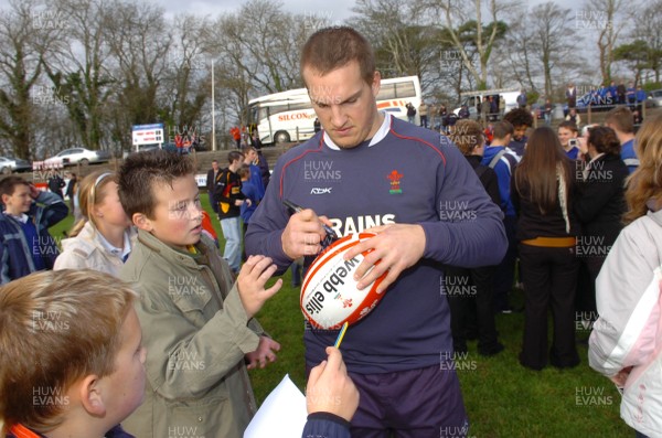 21.11.07 - Wales Rugby Training - Captain, Gethin Jenkins signs autographs during training 