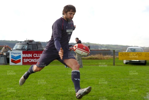 21.11.07 - Wales Rugby Training - Gavin Henson kicks during training 
