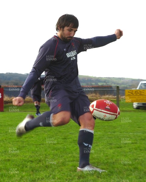 21.11.07 - Wales Rugby Training - Gavin Henson kicks during training 