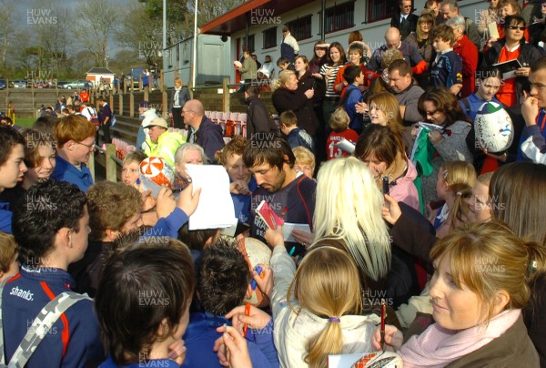 21.11.07 - Wales Rugby Training - Gavin Henson signs autographs during training 