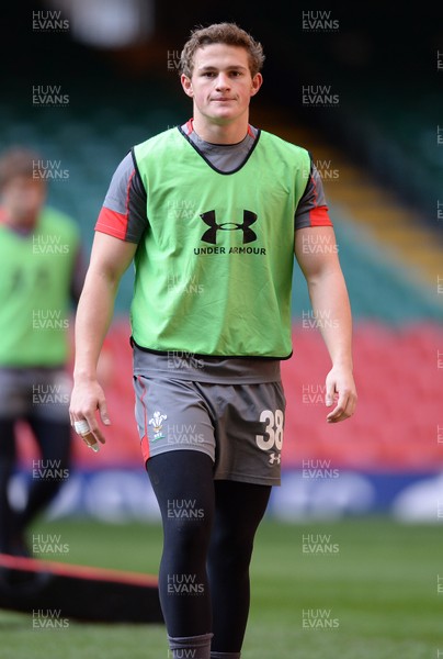 211113 - Wales Rugby Training -Hllam Amos during training