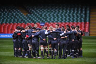 22.02.08 - Wales Rugby Training - The Welsh team join together for a huddle during training 