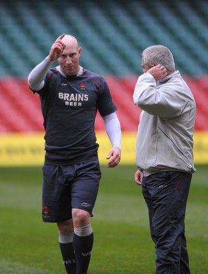 22.02.08 - Wales Rugby Training - Tom Shanklin talks to Wales Coach, Warren Gatland(R) 