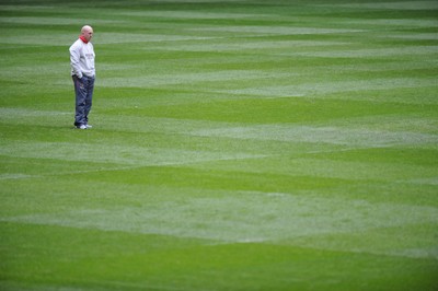 22.02.08 Wales Rugby Training... Wales defence coach Shaun Edwards ponders. 