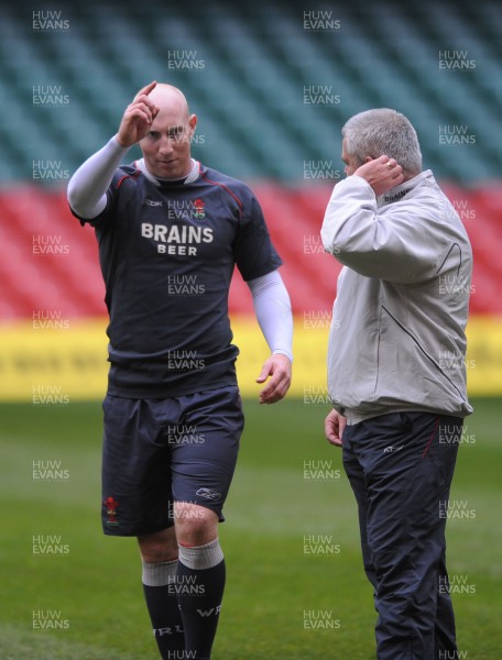 22.02.08 - Wales Rugby Training - Tom Shanklin talks to Wales Coach, Warren Gatland(R) 