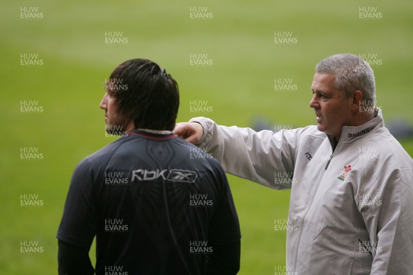 22.02.08 Wales Rugby Training... Wales coach Warren Gatland talks to Gavin Henson during training. 