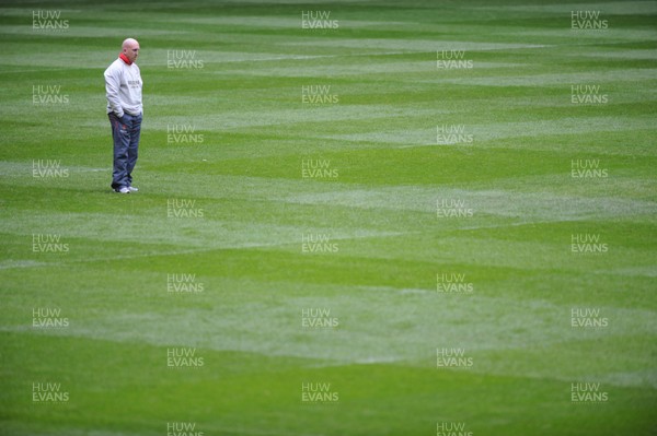 22.02.08 Wales Rugby Training... Wales defence coach Shaun Edwards ponders. 