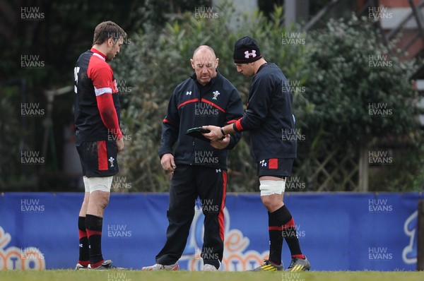 220213 - Wales Rugby Captains Run - Robin McBryde show Ryan Jones(L) and Justin Tipuric footage on an ipad during training 