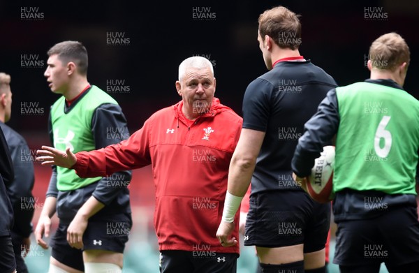 220219 - Wales Rugby Training - Warren Gatland talks to Alun Wyn Jones during training