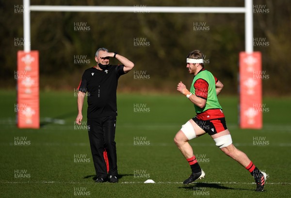 220221 - Wales Rugby Training - Wayne Pivac and Aaron Wainwright during training
