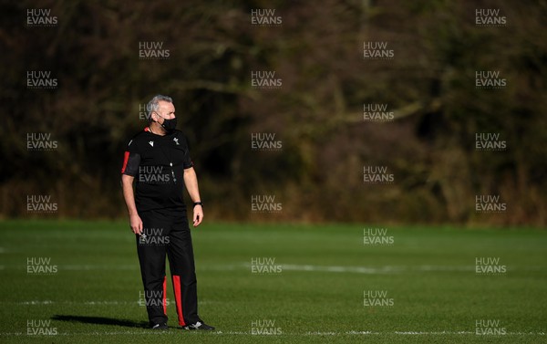 220221 - Wales Rugby Training - Wayne Pivac during training