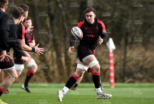 220222 - Wales Rugby Training - Taine Basham during training