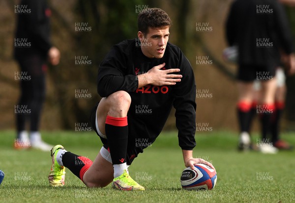 220222 - Wales Rugby Training - Kieran Hardy during training