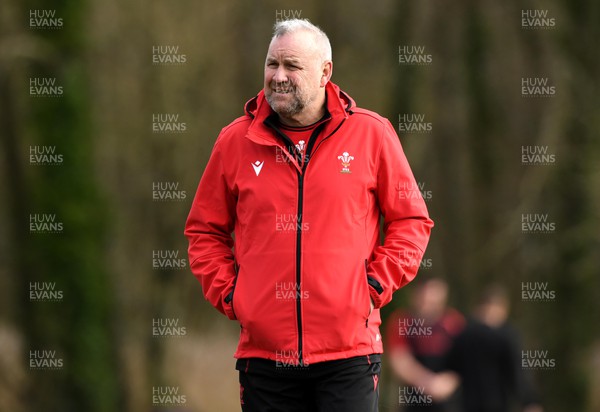 220222 - Wales Rugby Training - Wayne Pivac during training