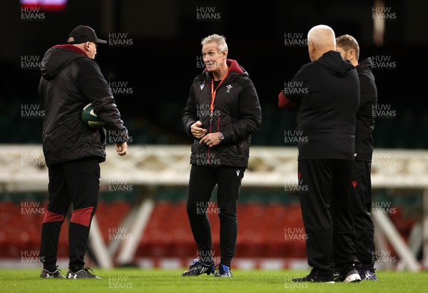 220224 - Wales Rugby Training in the Principality Stadium leading up to their 6 Nations game against Ireland - Rob Howley during training