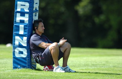 22.08.07 - Wales Rugby Training - Wales' assistant coach Nigel Davies looks on during training 