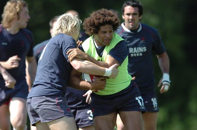 22.08.07 - Wales Rugby Training - Colin Charvis runs into Alix Popham during training 