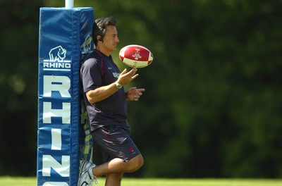 22.08.07 - Wales Rugby Training - Wales' assistant coach Nigel Davies looks on during training 