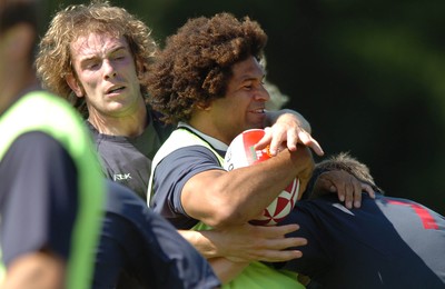 22.08.07 - Wales Rugby Training - Colin Charvis is held by Alun Wyn Jones during training 