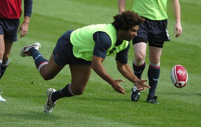 22.08.07 - Wales Rugby Training - Colin Charvis gets quick ball out during training 