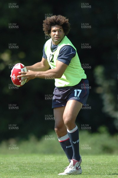 22.08.07 - Wales Rugby Training - Colin Charvis looks for support during training 
