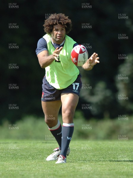 22.08.07 - Wales Rugby Training - Colin Charvis looks for support during training 
