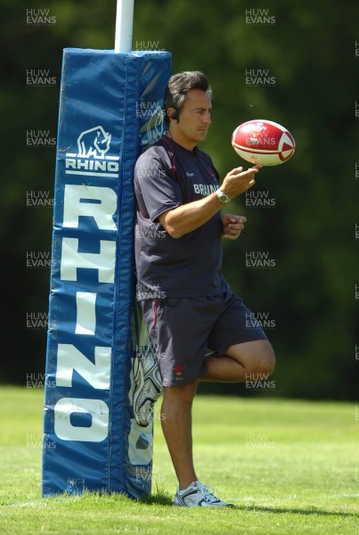 22.08.07 - Wales Rugby Training - Wales' assistant coach Nigel Davies looks on during training 