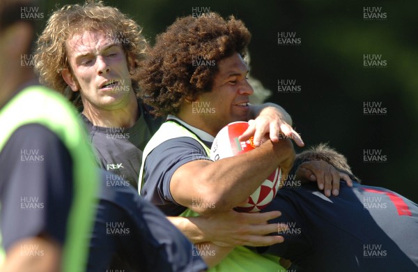 22.08.07 - Wales Rugby Training - Colin Charvis is held by Alun Wyn Jones during training 